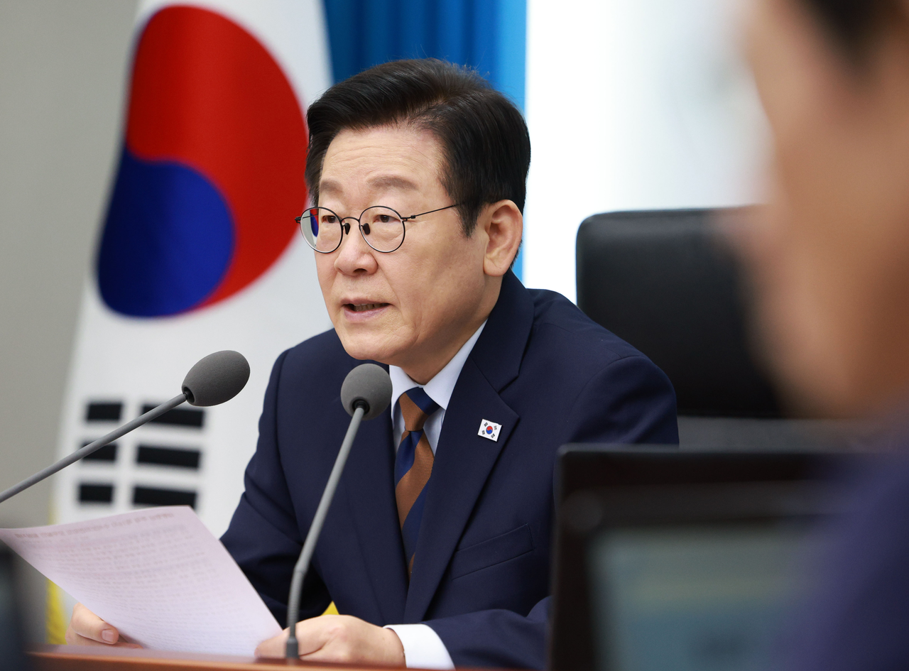President Lee Jae Myung presides over a meeting of senior presidential secretaries at the presidential office in Yongsan, central Seoul, on Thursday. (Yonhap)
