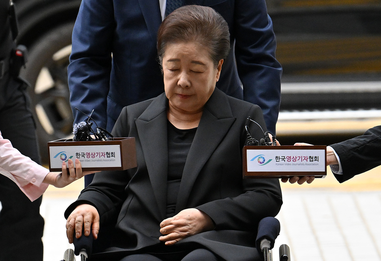 Unification Church leader Han Hak-ja enters Seoul Central District Court on Sept. 22. (Im Se-jun/The Korea Herald)
