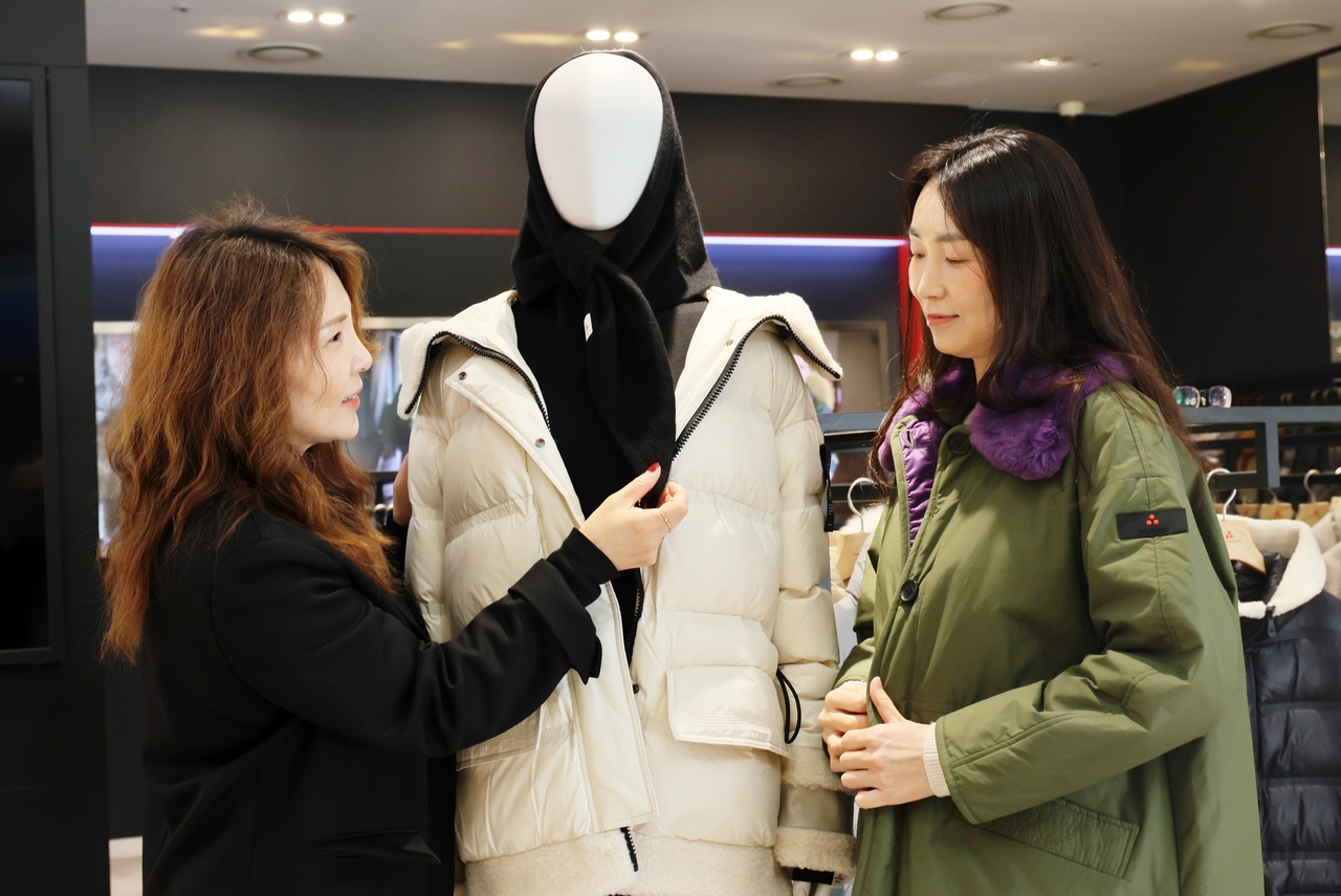 롯데백화점 대구점 1층 ‘페트레이’ 매장에서 직원이 다양한 패딩 제품을 선보이고 있다.[롯데백화점 제공]