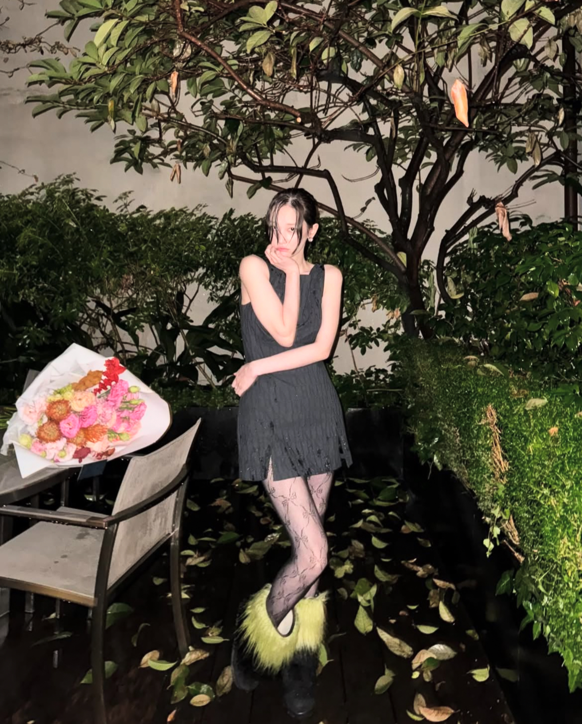 Actor Jun Jong-seo wearing sheer-textured black tights (Instagram)