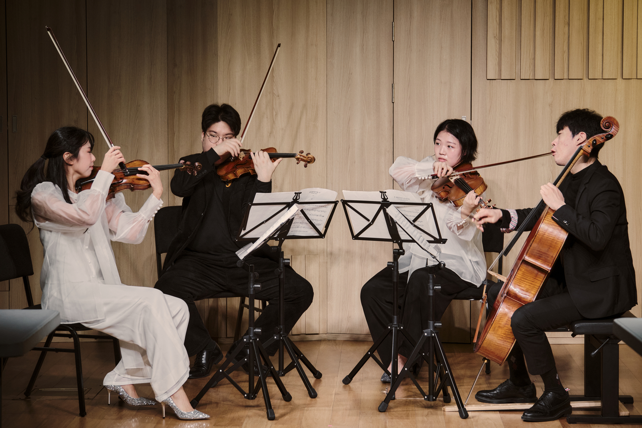 From left: The members of Arete Quartet, violinists Jeon Chae-ann and Park Eun-joong, violist Jang Yoon-sun and cellist Park Seong-hyeon, perform during a press conference on Nov. 24 at Sounds S in Hannam-dong, Yongsan-gu, Seoul. (Moc Production)