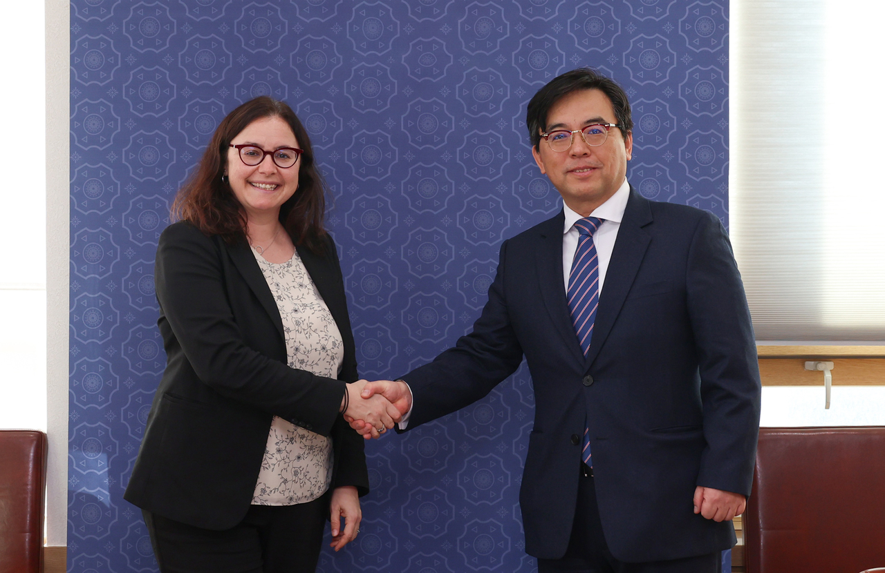 South Korean Vice Trade Minister Park Jung-sung (right) and Alexandra Dostal, senior assistant deputy minister at Canada's Innovation, Science and Economic Development, shake hands at the Foreign Ministry in Seoul on Monday. (MOTIE)