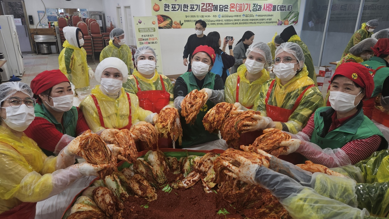 영진전문대 사회봉사단이 1일 김장김치 나눔 봉사 활동을 전개하고 있다.[영진전문대 제공]