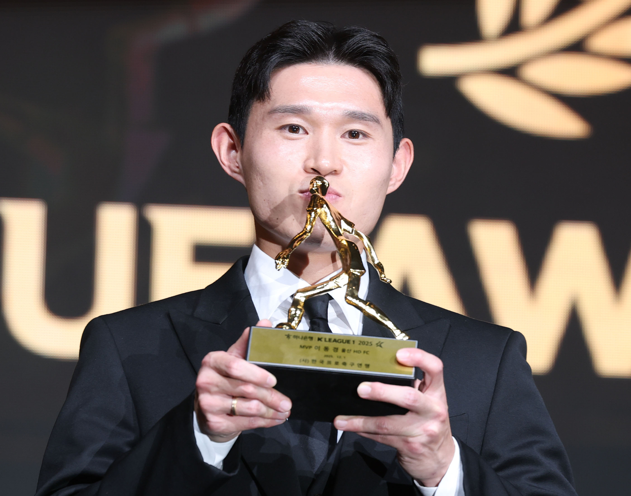 Ulsan HD FC forward Lee Dong-gyeong kisses the trophy after winning the K League 1 MVP during the annual awards ceremony at Swiss Grand Hotel in Seoul on Monday. (Yonhap)