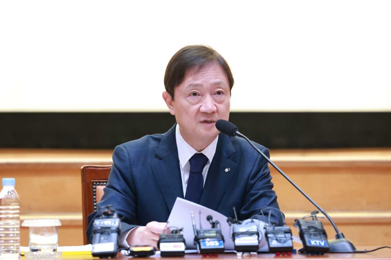 Financial Supervisory Service Gov. Lee Chan-jin speaks at his first press conference since his inauguration in August, held at the regulator’s headquarters in Yeouido, western Seoul, Monday. (Financial Supervisory Service)