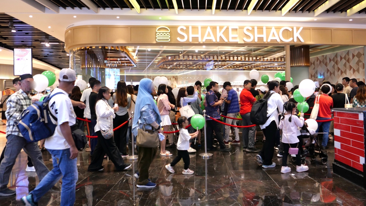 Customers stand in line at the entrance of Shake Shack’s new Pavilion Kuala Lumpur store in Malaysia. (SPC Group)