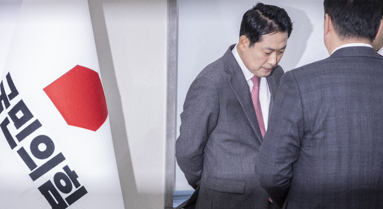 People Power Party Chairman Rep. Jang Dong-hyeok speaks with party officials at the National Assembly on Monday. (Yonhap)