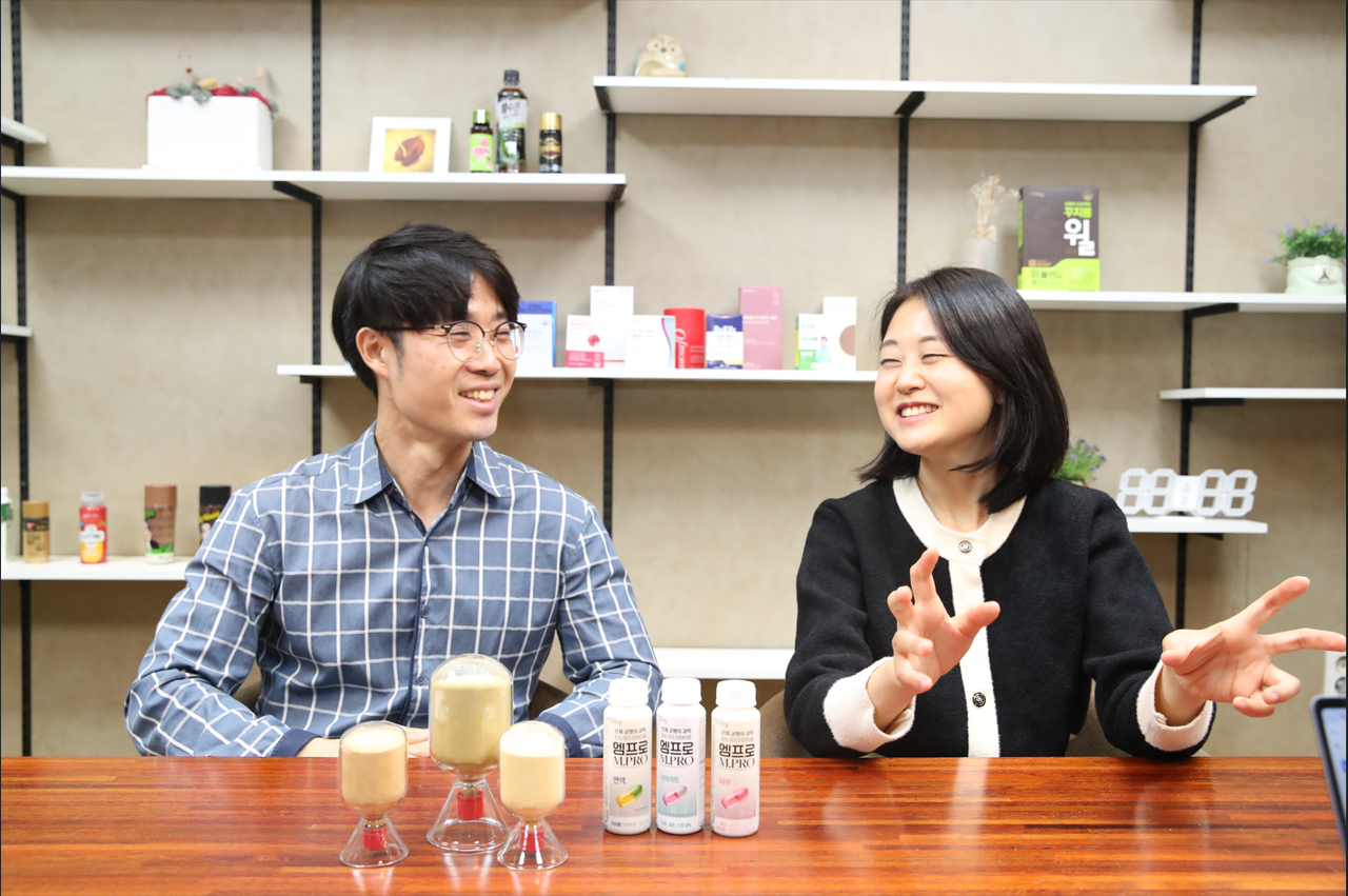 경기 용인시 ‘hy 중앙연구소’에서 정희철(왼쪽) R&BD부문 연구기획팀 책임연구원과 김지현 연구원이 헤럴드경제와 인터뷰를 하고 있다. 김 연구원은  “연구원이 직접 영업에 나서니 파트너사들이 더 신뢰를 보냈다”고 말했다. [hy 제공]