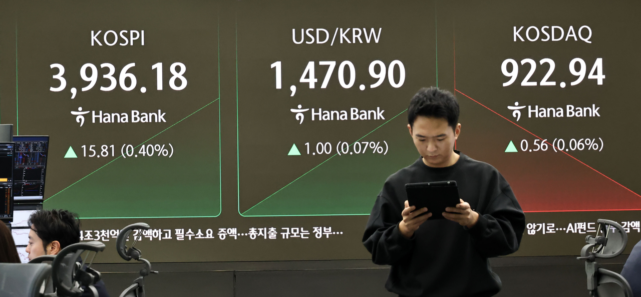 An electronic board showing the Korea Composite Stock Price Index at a dealing room of the Hana Bank headquarters in Seoul on Tuesday. (Yonhap)
