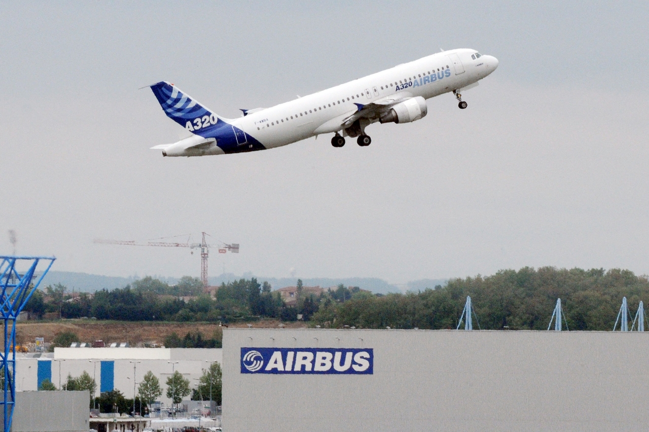 An Airbus A320 aircraft takes off from Airbus headquarters in Toulouse, south-western France, on April 30, 2010.   AFP-Yonhap