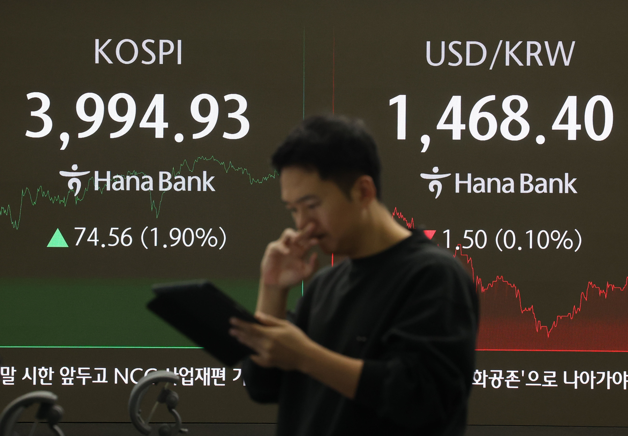 An electronic board showing the Korea Composite Stock Price Index at a dealing room of the Hana Bank headquarters in Seoul on Tuesday. (Yonhap)
