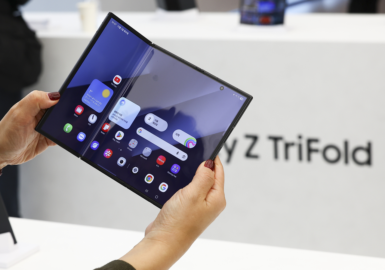 Samsung Electronics' new Galaxy Z TriFold smartphone (Newsis)