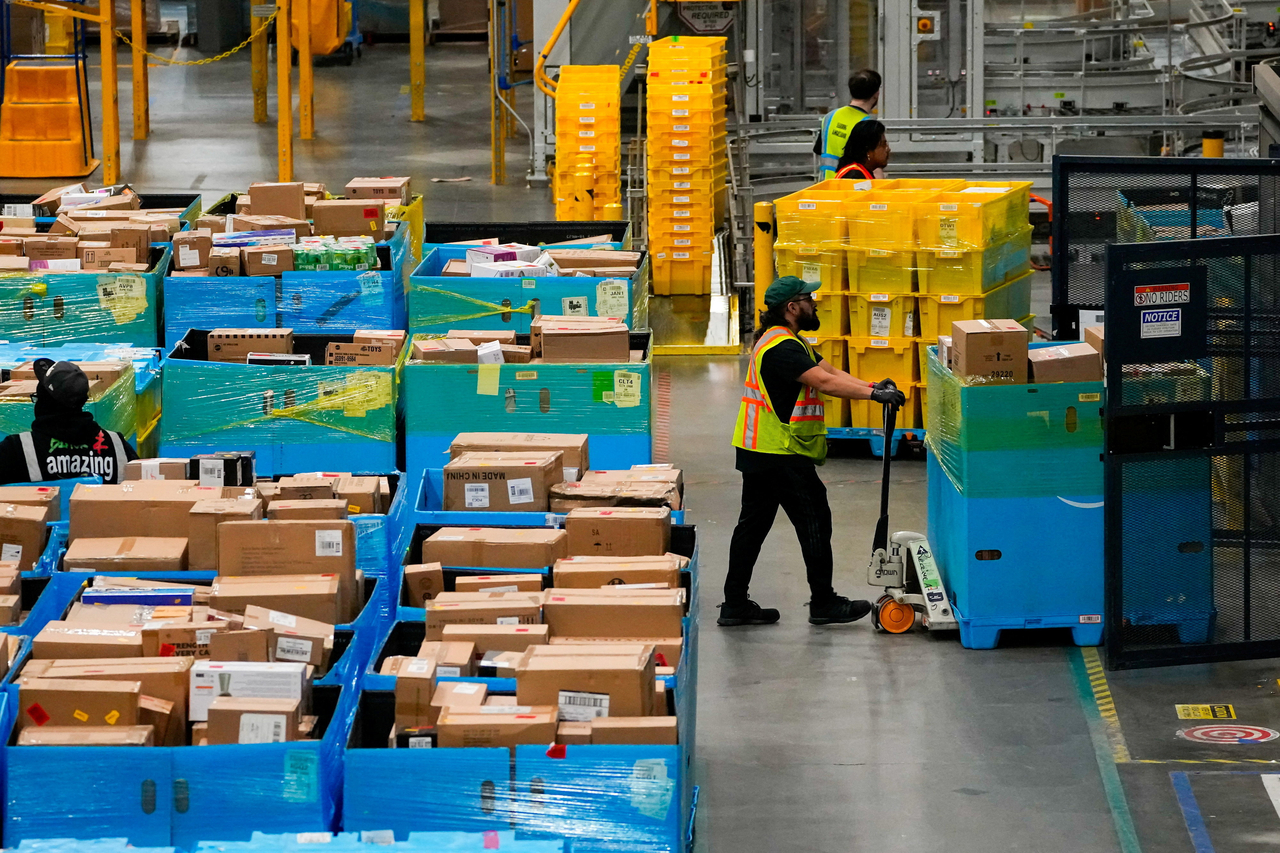 Workers move products during Cyber Monday at Amazon's fulfilment center in Robbinsville, New Jersey, on Monday.   Reuters-Yonhap