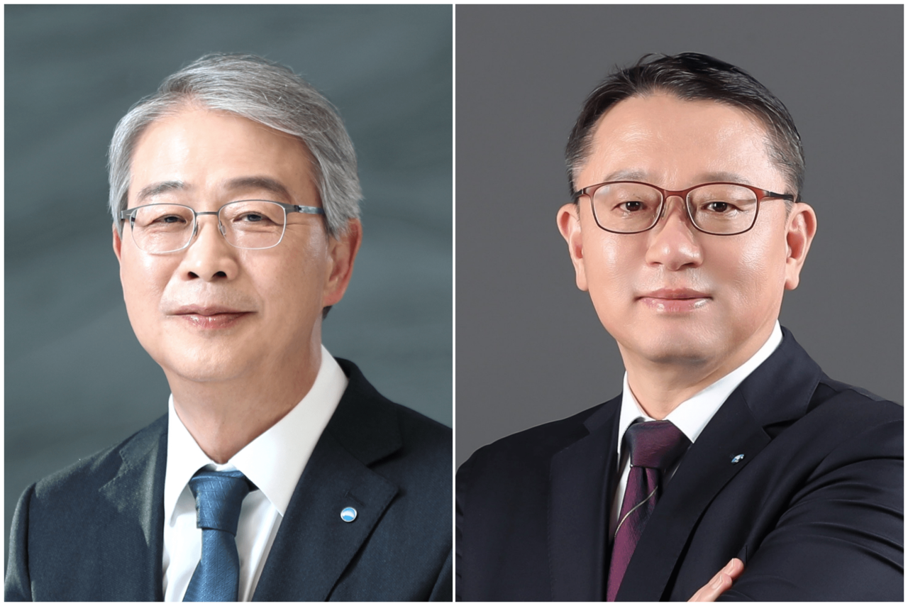 Woori Financial Group Chair Yim Jong-yong (left) and Woori Bank CEO Jung Jin-wan (Woori Financial Group)