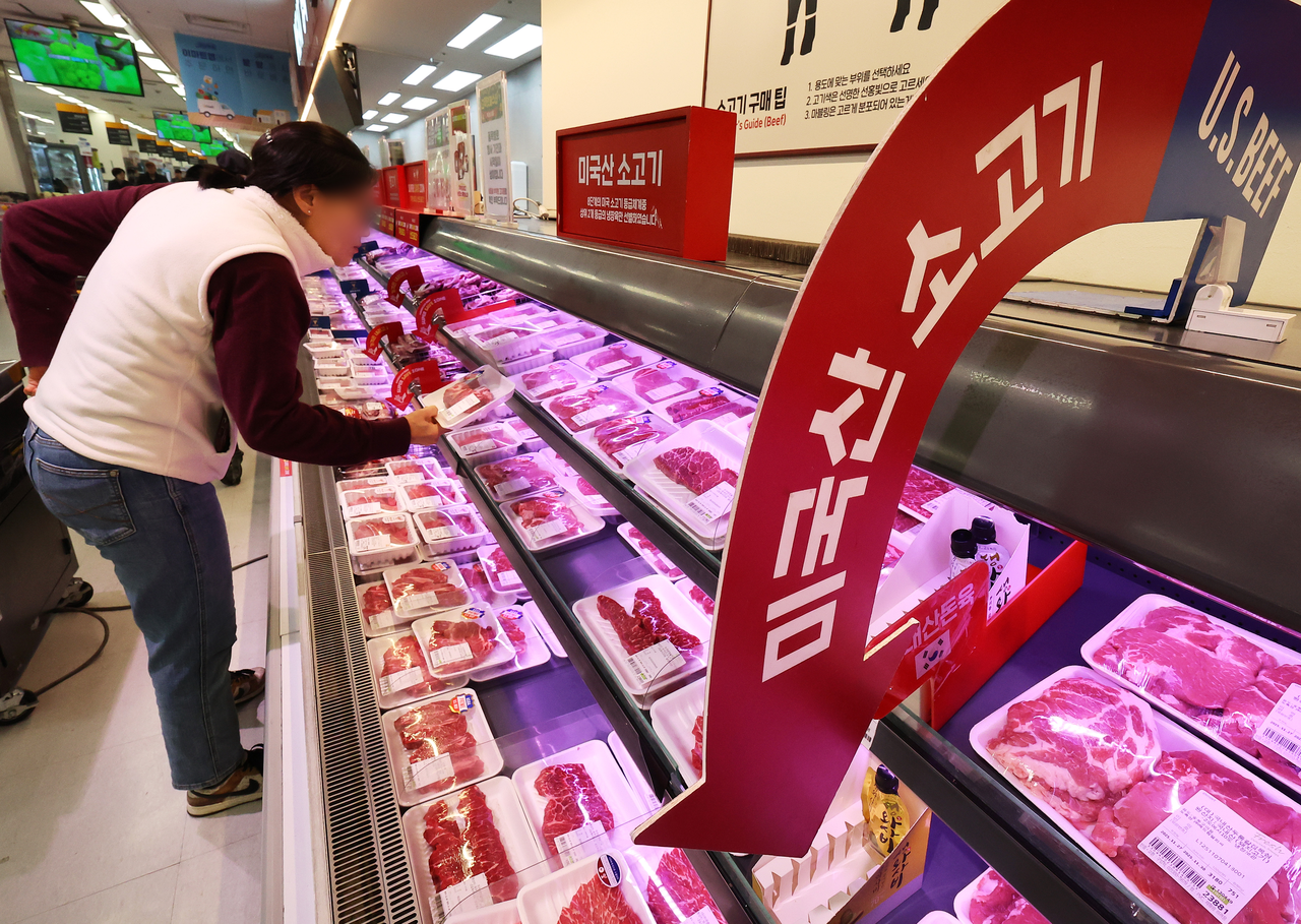 Customers shop at a major discount chain store in Seoul on Thursday. (Yonhap)