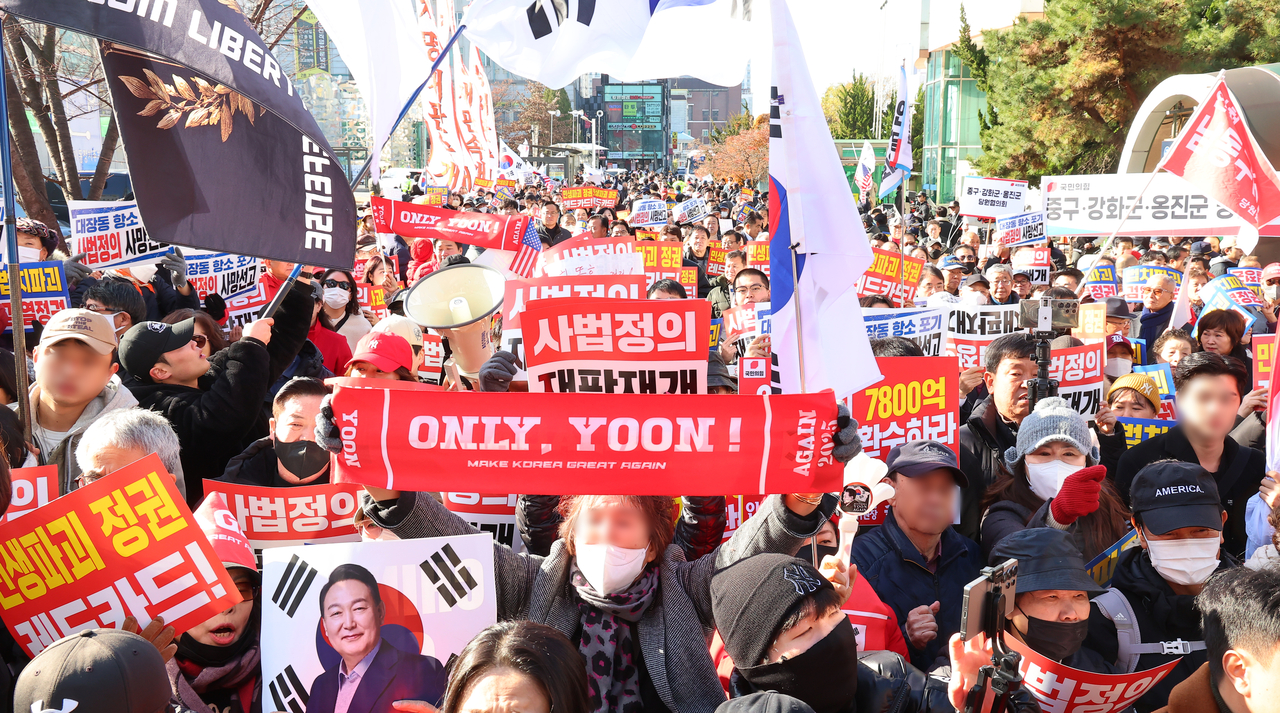 Supporters and members of the People Power Party shout slogans while holding placards during a rally calling for "livelihood recovery and the defense of the rule of law," held in Incheon, on Monday.  Yonhap