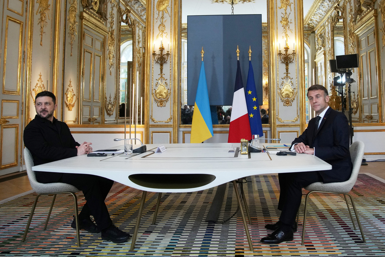 French President Emmanuel Macron (right) and Ukrainian President Volodymyr Zelenskyy meet in Paris, Monday. (Reuters-Yonhap)