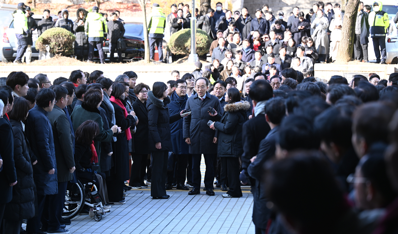 People Power Party Rep. Choo Kyung-ho appears at a Seoul court Tuesday to attend a hearing on his potential arrest over his alleged role in former President Yoon Suk Yeol's failed imposition of martial law. (Yonhap)