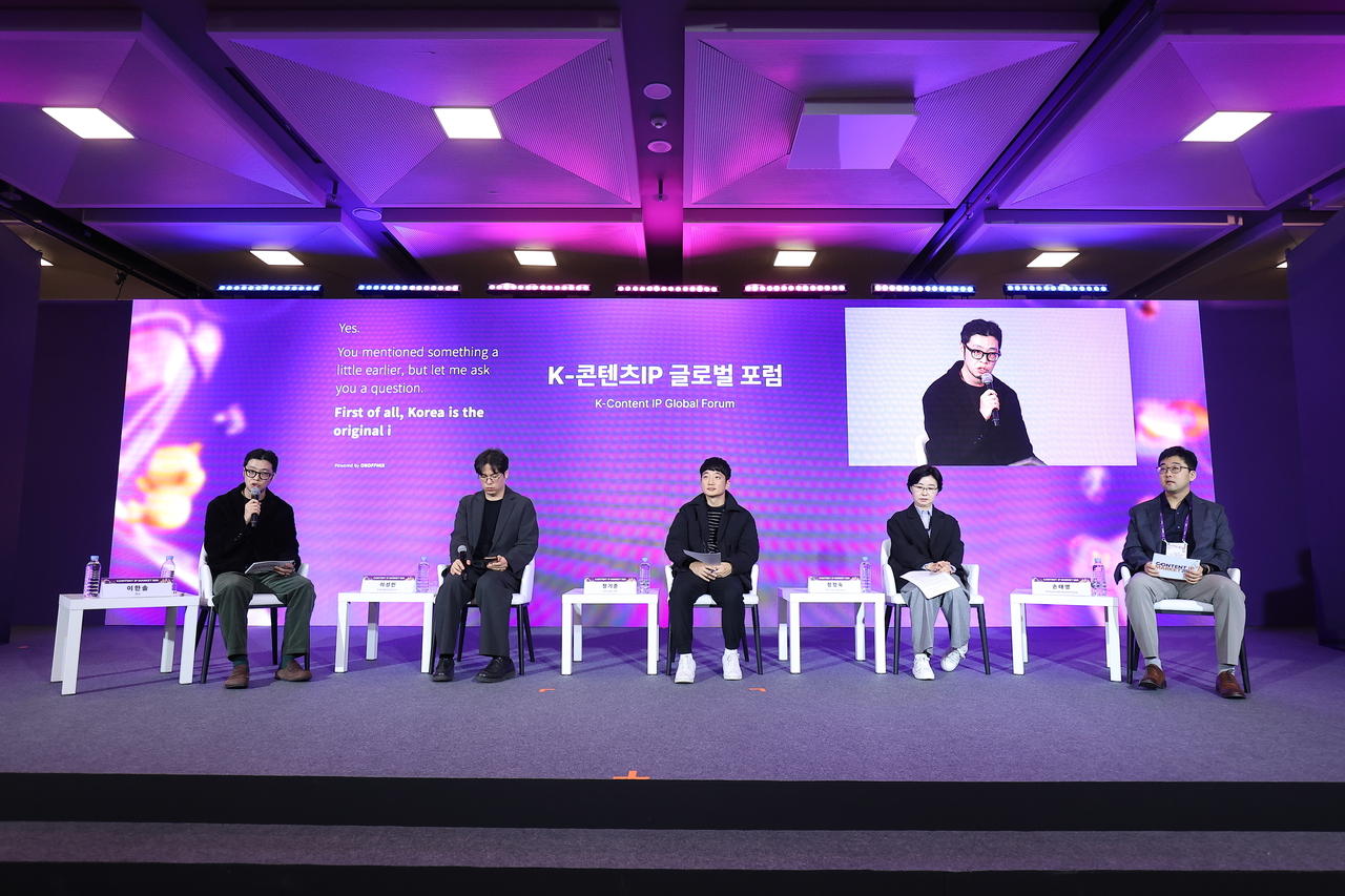 25일 서울 강남구 코엑스 아셈볼룸에서 진행된 ‘K-콘텐츠IP 글로벌 포럼’에서 참석자들이 ‘한국형 제작위원회의 가능성’ 주제로 토론을 하고 있다. [한국콘텐츠진흥원 제공]