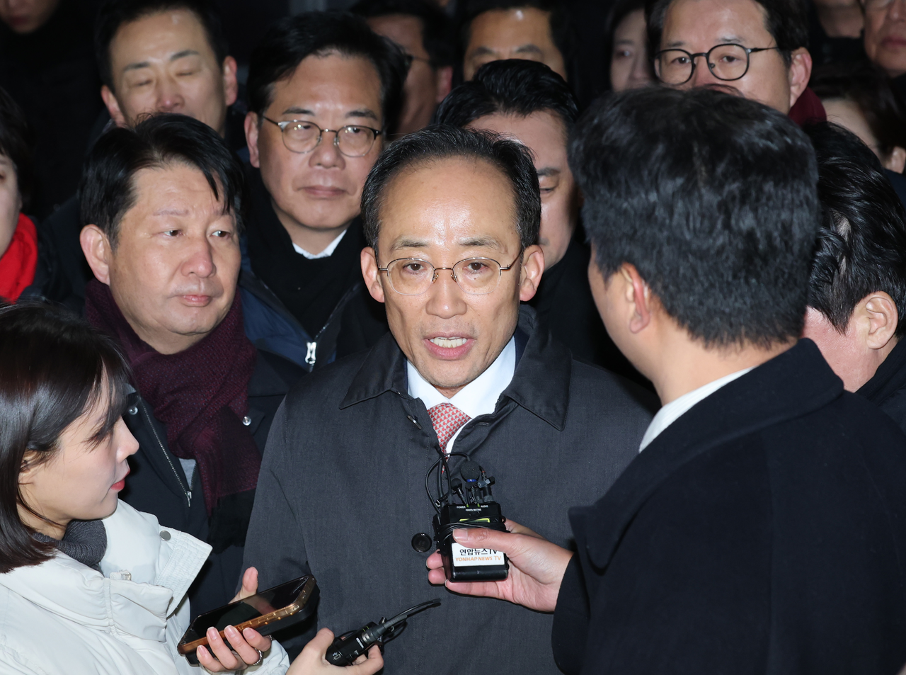 Rep. Choo Kyung-ho (C) of the main opposition People Power Party speaks as he leaves the Seoul Detention Center in Uiwang, just south of Seoul, where he awaited a court decision on his potential arrest on Wednesday. (Yonhap)