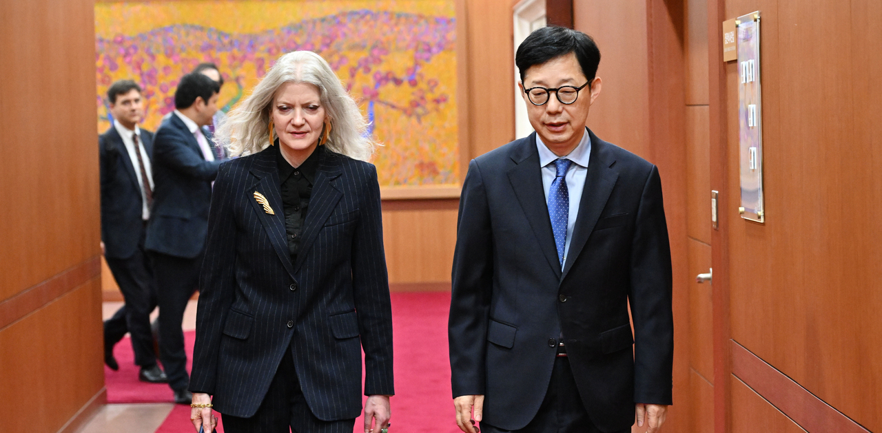 South Korea’s Vice Foreign Minister Park Yoon-joo (right) and Allison Hooker, US undersecretary of state for political affairs, walk to the venue of their meeting at the Foreign Ministry building in Seoul on Oct. 10. (Foreign Ministry)