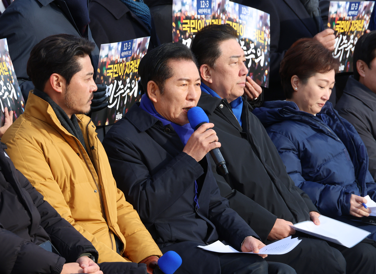 Jeong Cheong-rae, the leader of the ruling Democratic Party, speaks in the party's Supreme Council meeting convened in front of the National Assembly on Wednesday. (Yonhap)