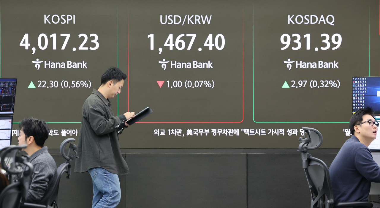 An electronic board showing the Korea Composite Stock Price Index at a dealing room of the Hana Bank headquarters in Seoul on Wednesday. (Yonhap)