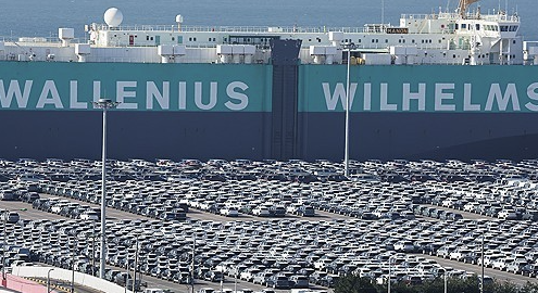 This file photo shows Korean-made cars parked at a port in Pyeongtaek, some 65 kilometers south of Seoul. (Yonhap)