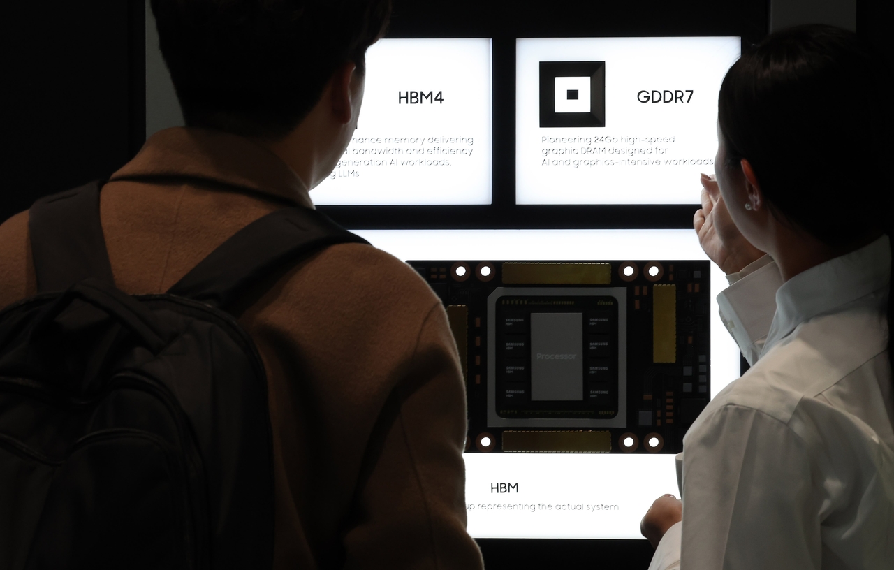 Visitors view a display of Samsung’s sixth-generation HBM4 and high-speed GDDR7 graphics memory at the K-Tech Showcase in Gyeongju, North Gyeongsang Province, Oct. 28. (Yonhap)