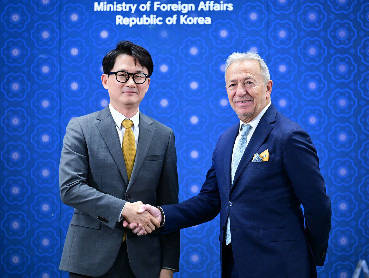 Lee Chul (L), director of the International Organizations and Nuclear Affairs Bureau at the foreign ministry, shakes hands with Massimo Aparo, head of the Department of Safeguards at the International Atomic Energy Agency, at the foreign ministry in Seoul on Tuesday, in this photo provided by the ministry. (Yonhap)
