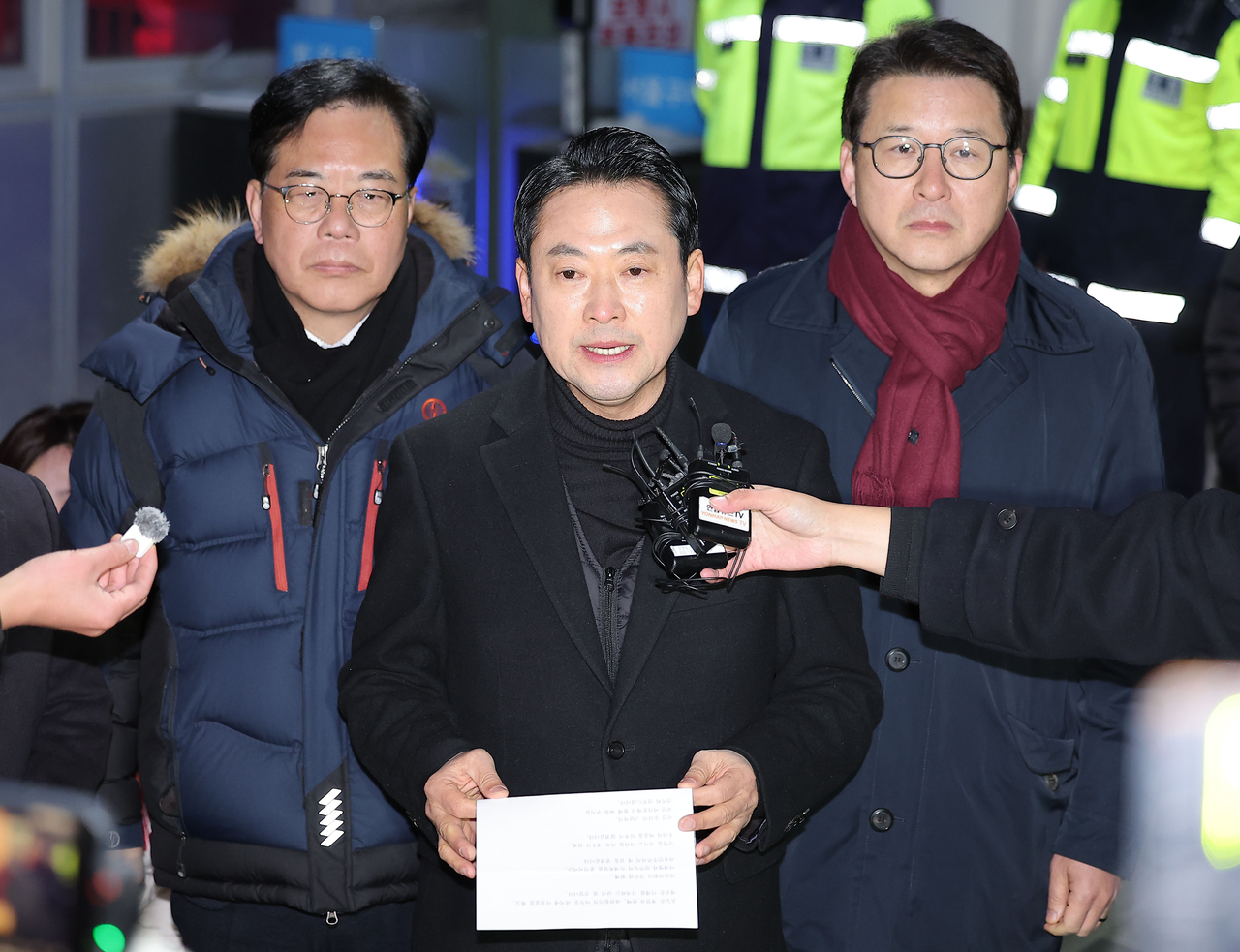 People Power Party leader Jang Dong-hyeok (center) speaks in front of the Seoul Detention Center in Gyeonggi Province on Wednesday. (Yonhap)
