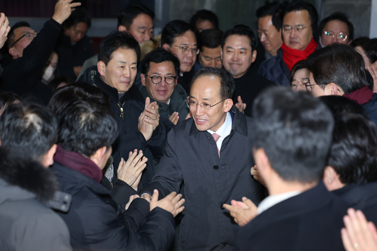 People Power Party Rep. Choo Kyung-ho is greeted by fellow party lawmakers and supporters as he leaves Seoul Correction Center in Uiwang, Gyeonggi Province, Wednesday morning. (Yonhap)