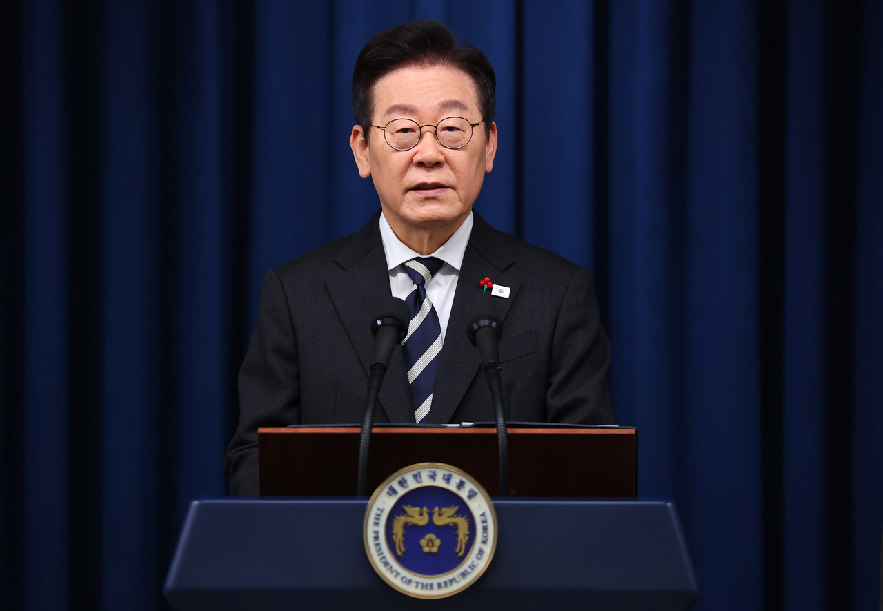 President Lee Jae Myung delivers a special statement to the public to markt the first anniversary of people's resistance to martial law on Wednesday. (Yonhap)