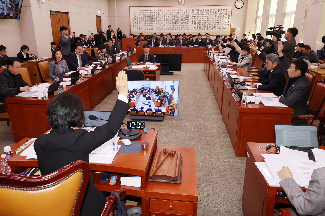 The National Assembly's Legislation and Judiciary Committee holds a plenary session at the Assembly building in Yeouido, Seoul, on Wednesday. (Yonhap)