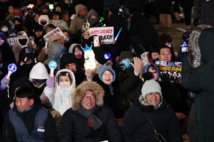 Thousands brave bitter cold to mark 1st anniversary of Yoon's