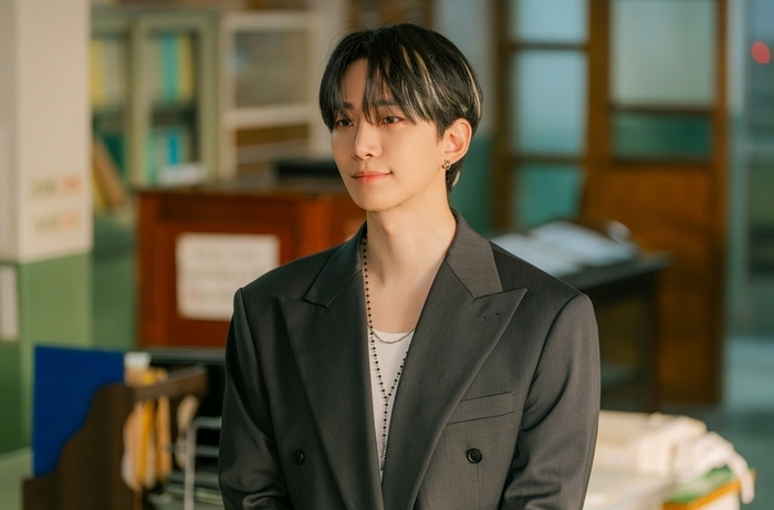 Lee Jun-ho as Tae-poong in "Typhoon Family" (tvN)