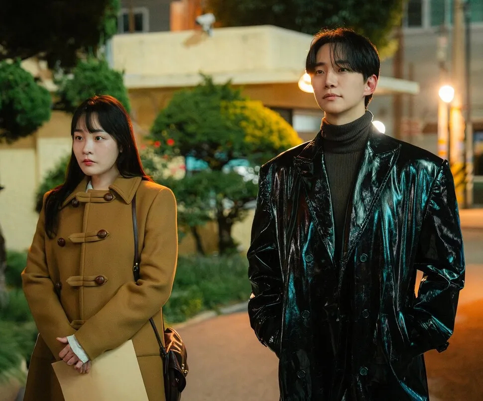 Lee Jun-ho (right) and Kim Min-ha star in "Typhoon Family" (tvN)