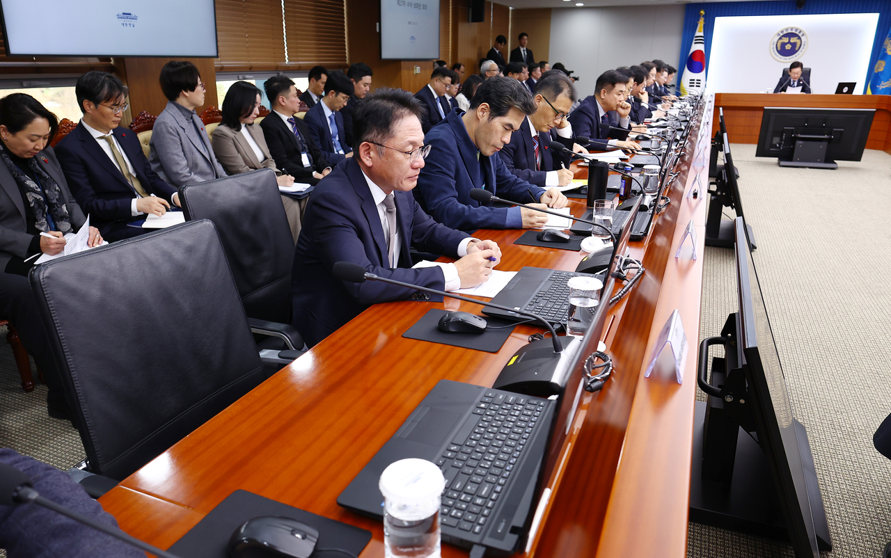 A seat for Kim Nam-kuk, now former digital communication secretary for the presidential office, remains vacant at the start of a senior secretaries’ meeting presided over by President Lee Jae Myung in Yongsan, central Seoul, Thursday. (Yonhap)