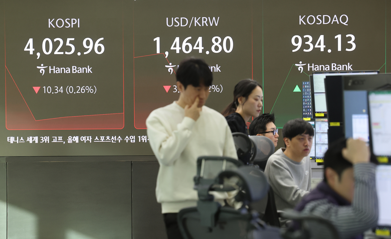 An electronic board showing the Korea Composite Stock Price Index at a dealing room of the Hana Bank headquarters in Seoul on Thursday. (Yonhap)
