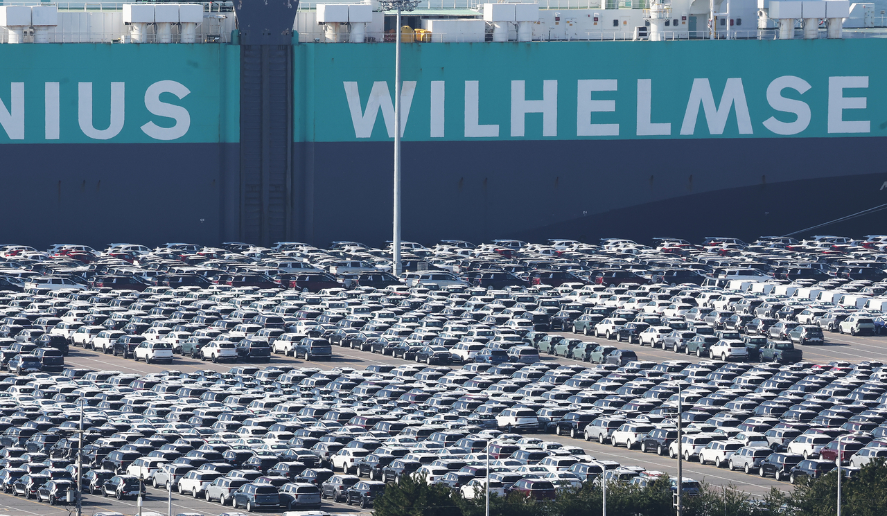 This file photo shows Korean-made cars parked at a port in Pyeongtaek, some 65 kilometers south of Seoul. (Yonhap)