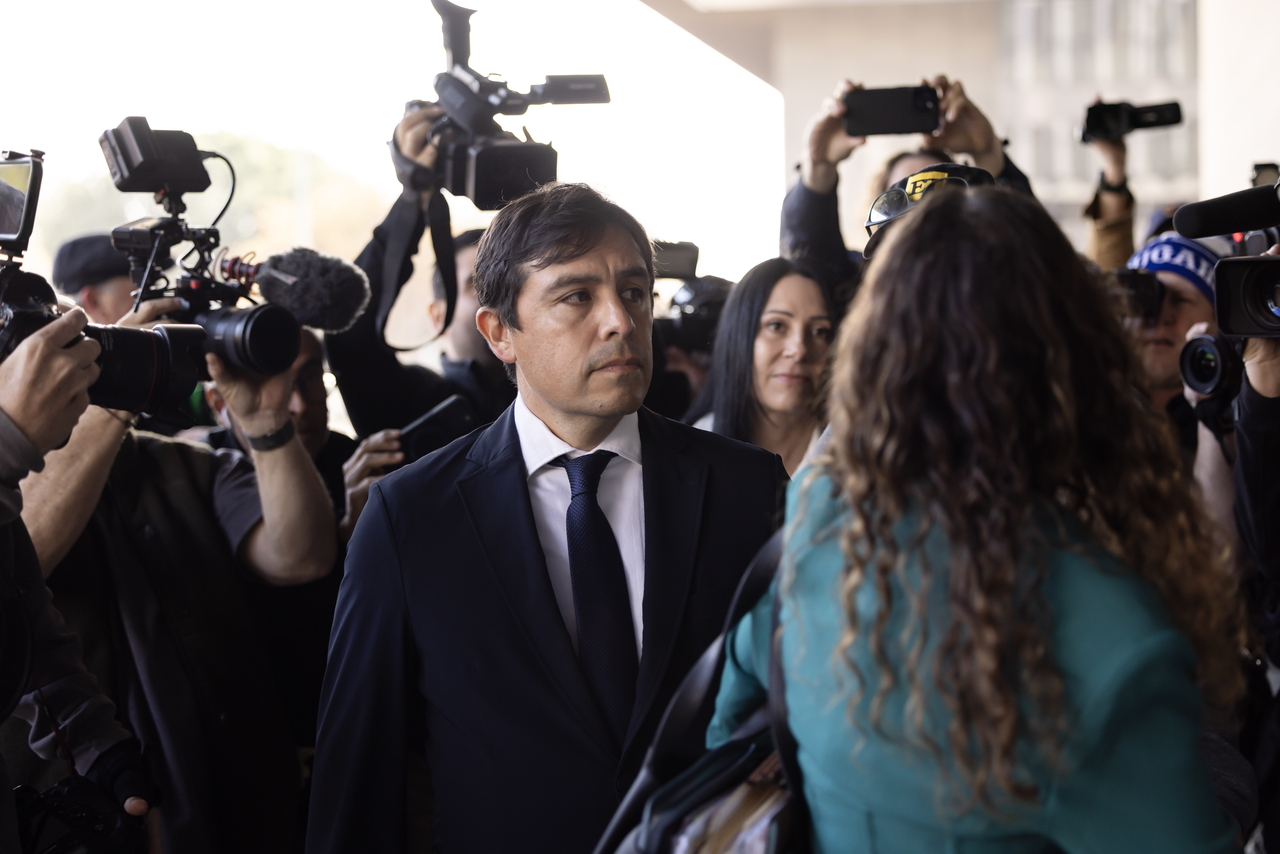 Dr. Salvador Plasencia (center) arrives for his sentencing hearing at federal court in Los Angeles on Wednesday.   EPA-Yonhap