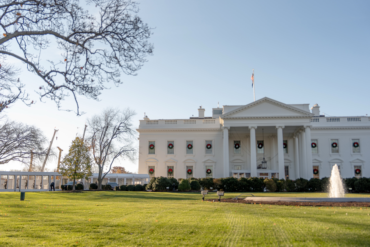 People exit through a newly constructed covered walkway on the North Lawn following a White House tour in Washington on Wednesday.   AP-Yonhap