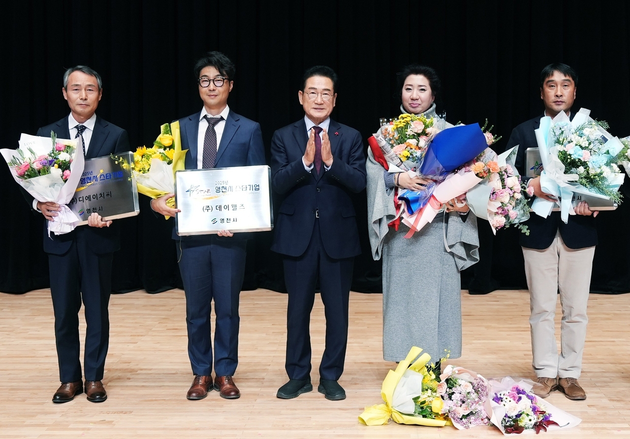 ㈜디에이치씨(왼쪽부터), ㈜데이웰즈, 최기문 영천시장, 정우하이텍㈜, ㈜바스플렉스)[영천시 제공]
