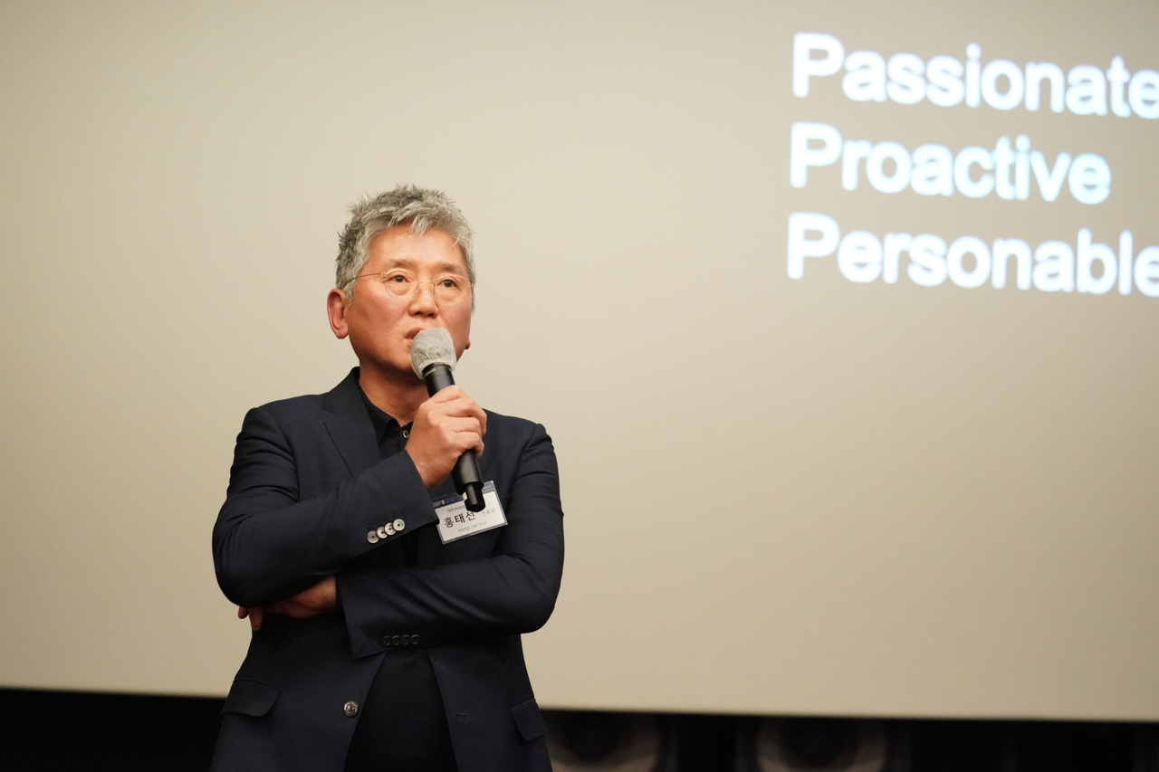 Architect Hong Tae-sun delivers a presentation at the Global Biz Forum, organized by Herald Media Group at the Prugio Summit Gallery in Gangnam, southern Seoul, Wednesday. (Herald Media Group)