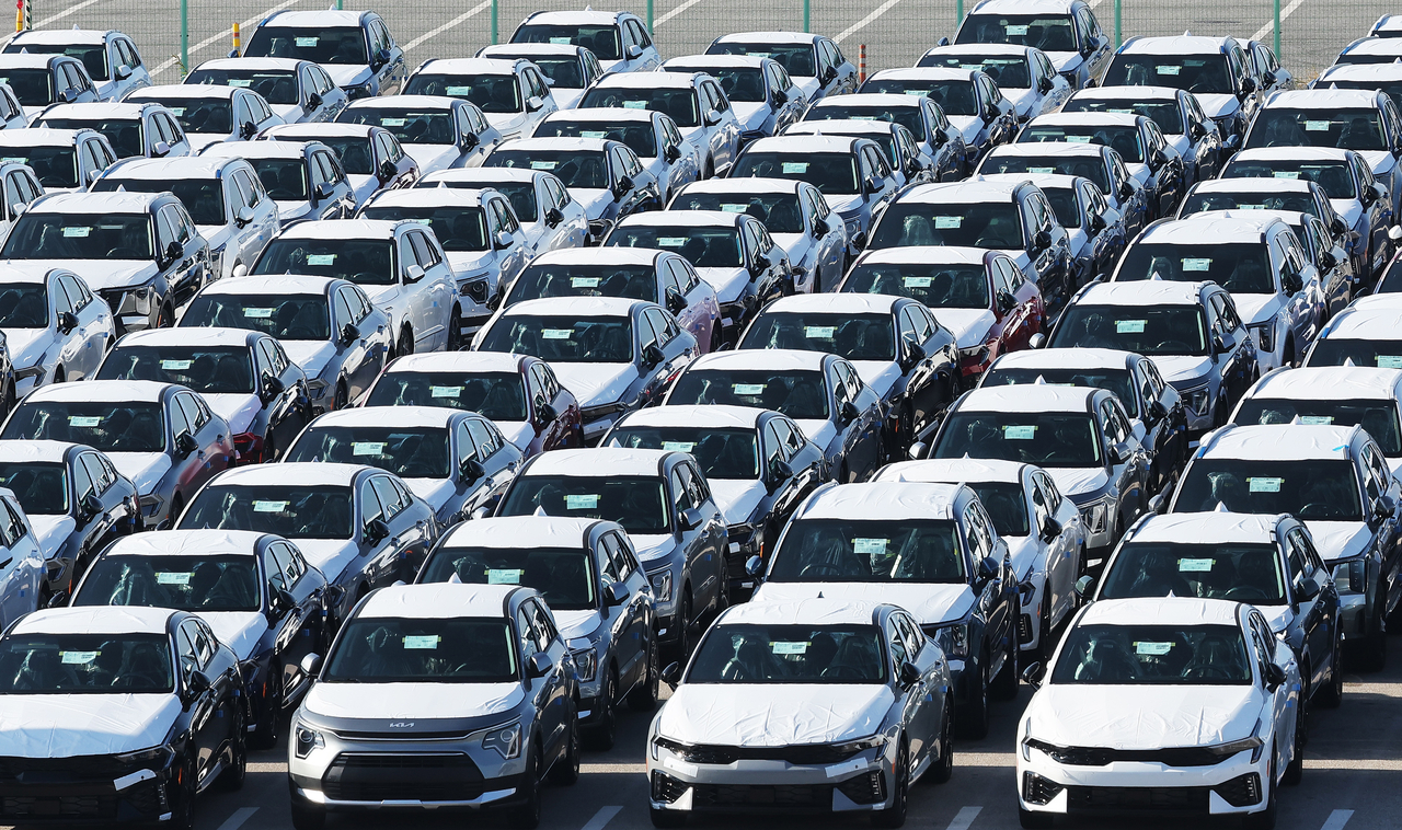 Cars await shipment overseas at a port in Pyeongtaek, about 60 kilometers south of Seoul, on Monday. (Yonhap)
