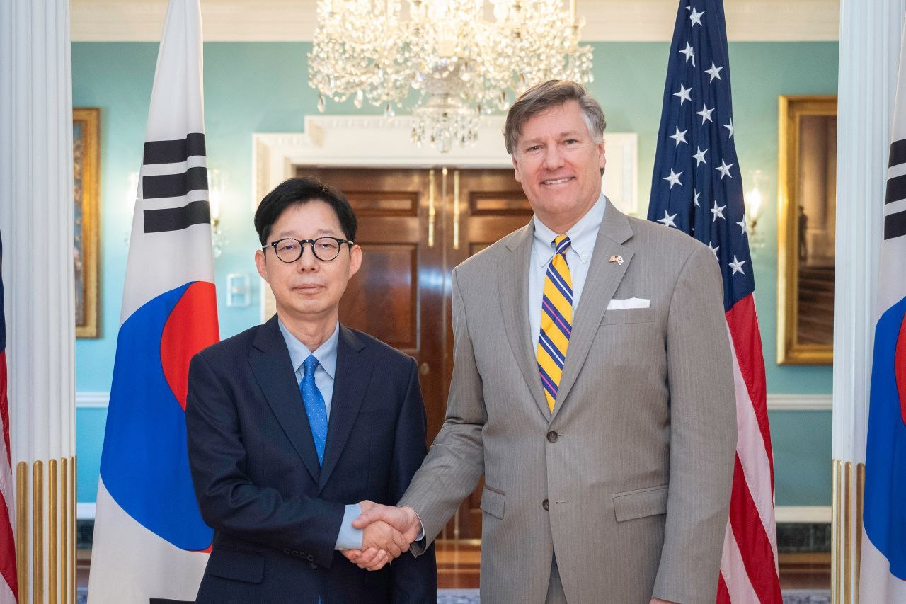 First Vice Foreign Minister Park Yoon-joo (L) poses for a photo with US Deputy Secretary of State Christopher Landau at the State Department in Washington on Monday. (Yonhap)