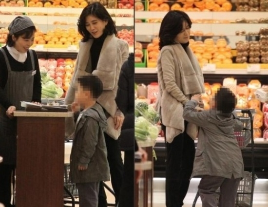 A photo of Hotel Shilla CEO Lee Boo-Jin grocery shopping at a supermarket with her son, first aired in news reports more than a decade ago and later widely shared on online communities. (X)