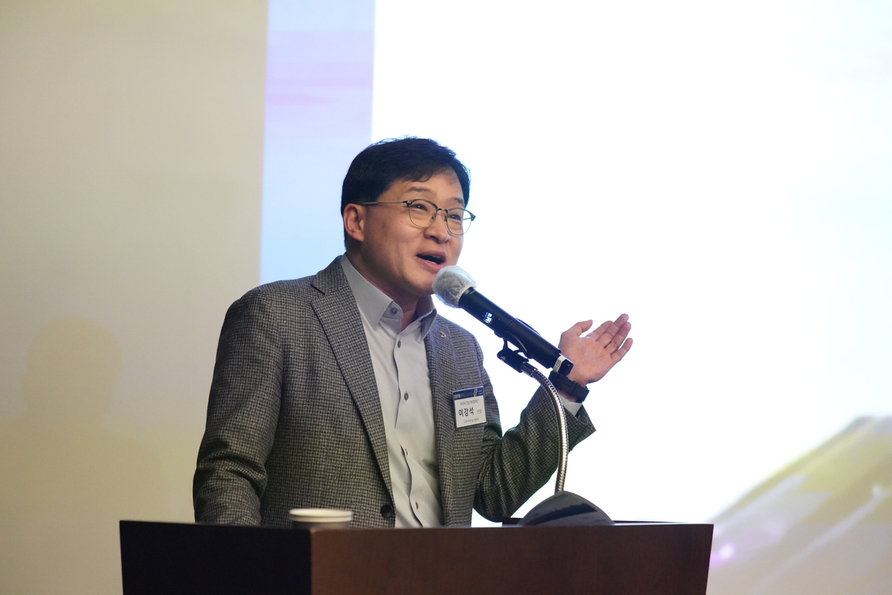 Lee Kang-seok, chief external cooperation officer at Daewoo E&C, speaks during the Global Biz Forum at the Prugio Summit Gallery in Gangnam, southern Seoul, Wednesday. (Herald Media Group)