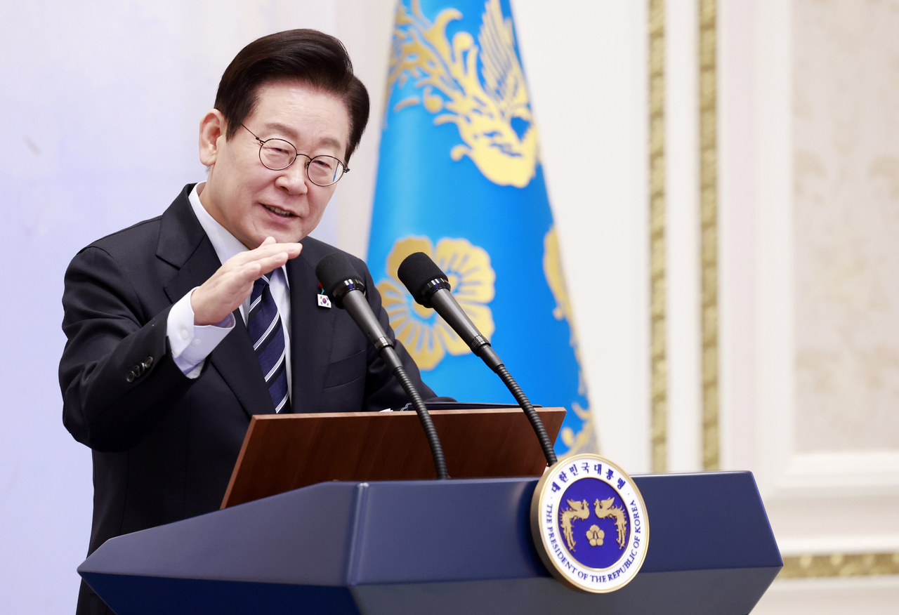 President Lee Jae Myung delivers remarks at a luncheon honoring industrial workers at Cheong Wa Dae in Seoul on Thursday. The event was held ahead of Trade Day, observed Dec. 5, to recognize workers in key sectors — including shipbuilding, automobiles, textiles, electronics, machinery, defense and shipping — for their contributions to South Korea’s economic development and to express gratitude for their dedication.  (Joint Press Corps)