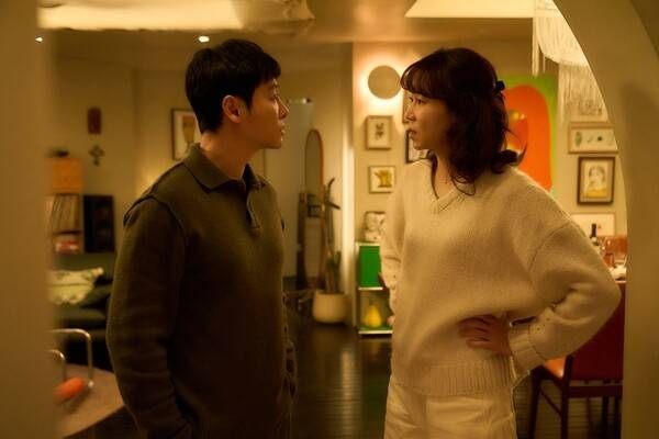 Kim Dong-wook (left) and Gong Hyo-jin star in "The People Upstairs" (By4M Studio)